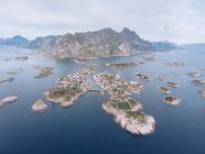 Islas Lofoten en el océano azul desde arriba - foto de stock