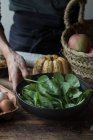 Erntefrau bereitet Frittata zu — Stockfoto