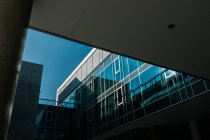 Темные окна современной конструкции против голубого неба — стоковое фото
