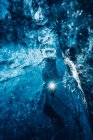Viajante caminhando na caverna de gelo azul — Fotografia de Stock