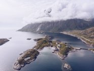 Isole Lofoten nell'oceano blu dall'alto — Foto stock