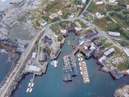 Bella vista drone di banchina e barche in mare calmo vicino magnifico insediamento costiero — Foto stock