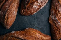 Домашній хліб сільський хліб хліб на темному фоні — стокове фото