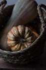 Сельский плетеная корзина с осенью тыквы — стоковое фото