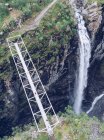Brücke über spektakuläre Schlucht und Wasserfall in der Natur — Stockfoto