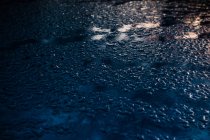 Primo piano dei globuli d'acqua sulla superficie pulita scura — Foto stock