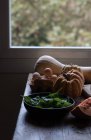 Verschiedene Zutaten für leckere Kürbis-Spinat-Frittata auf Holztisch — Stockfoto