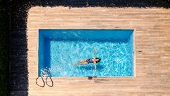 Anonymous woman swimming in pool — Foto stock