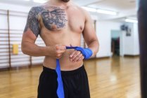 Nahaufnahme des Boxers beim Händewickeln vor dem Training im Fitnessstudio — Stockfoto
