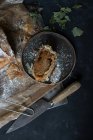 Pedazo de calabaza casera y strudel de manzana en el plato sobre fondo oscuro - foto de stock