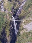 Puente sobre espectacular barranco y cascada en la naturaleza - foto de stock