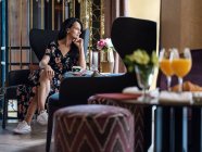 Женщина завтракает в роскошном номере — стоковое фото
