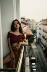Retrato de sensual joven morena posando en balcón - foto de stock