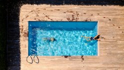Анонімна жінка плаває в басейні — стокове фото