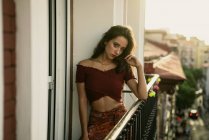 Portrait de jeune femme brune sensuelle posant sur le balcon — Photo de stock