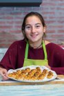 Chica que le muestra una especie de pastelería casera catalana llamada Panallets - foto de stock