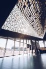 Janela incrível em forma de pentes no hall do edifício com luz do sol fora na Islândia — Fotografia de Stock