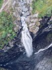 Vue aérienne de ravin spectaculaire et cascade dans la nature — Photo de stock