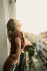 Affascinante giovane signora bruna rilassante sul balcone — Foto stock