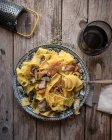 Piatto di pappardelle preparate spaghetti con zucca e porcini su tavola di legno — Foto stock
