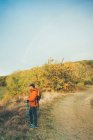 Caminhante homem em uma trilha em cores de outono — Fotografia de Stock