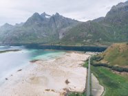 Picturesque drone вид на берегову лінію Лофотенських островів з піковими горами і просторовим пляжем, Норвегія. — стокове фото