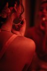 Charmante junge Dame trägt Lippenstift im Spiegel in Röte — Stockfoto