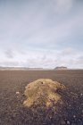 З понад коричневої гори з кратером між темними мовчазними землями і блакитним красивим небом в Ісландії. — стокове фото