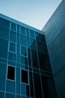 Fenêtres sombres de construction moderne contre le ciel bleu — Photo de stock