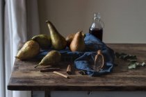 Frische Birnen neben Gewürzen und Wein auf Holztisch — Stockfoto