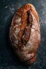 Pão rústico caseiro no fundo escuro — Fotografia de Stock