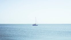 Nave galleggiante tra le onde con spruzzi di mare nel tempo soleggiato in Olanda — Foto stock