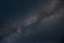 Von unten wunderschöner dunkler Himmel mit vielen kleinen Sternenschimmern — Stockfoto