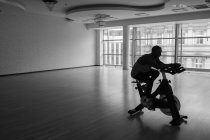 Черный парень делает селфи на велотренажере в спортзале — стоковое фото
