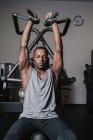 Homme noir confiant faisant de l'exercice au gymnase — Photo de stock