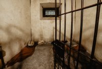 Grungy concrete wall inside prison cell in Oviedo, Spain — Stock Photo