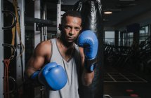 Афроамериканське тренування в спортзалі — стокове фото
