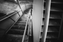 Металлическая винтовая лестница внутри тюрьмы в Овьедо, Испания — стоковое фото