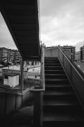 Металлическая лестница снаружи тюрьмы против городских зданий Овьедо, Испания — стоковое фото