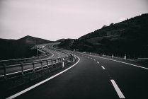 Carretera sinuosa pintoresca en las montañas - foto de stock