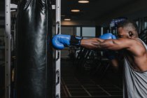 Entrenamiento de boxeador afroamericano en gimnasio - foto de stock