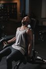 Noir guy exercice avec haltères dans salle de gym — Photo de stock