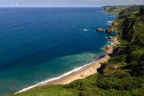 Pittoresca vista drone del tranquillo mare blu vicino a meravigliosa costa in bella giornata di sole — Foto stock