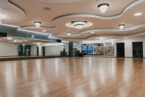 Vista de quarto espaçoso brilhantemente iluminado do ginásio elegante moderno — Fotografia de Stock