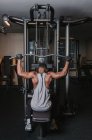 Schwarzer Mann trainiert an Gerät in Turnhalle — Stockfoto