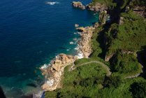 Vue pittoresque sur drone de la mer bleue tranquille près de la côte merveilleuse par belle journée ensoleillée — Photo de stock