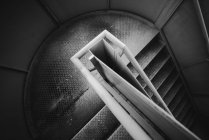 Металлическая винтовая лестница внутри тюрьмы в Овьедо, Испания — стоковое фото