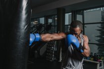 Entraînement de boxeur afro-américain au gymnase — Photo de stock