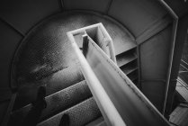 Ноги анонимного человека, стоящего на металлической спиральной лестнице внутри тюрьмы в Овьедо, Испания — стоковое фото