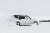 Проезд по снежному полю — стоковое фото